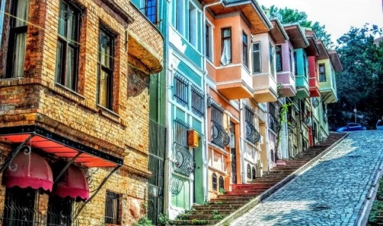 İstanbul'un Tarihi semti. Fener. Kafeler caddesi ve kiremit evleri